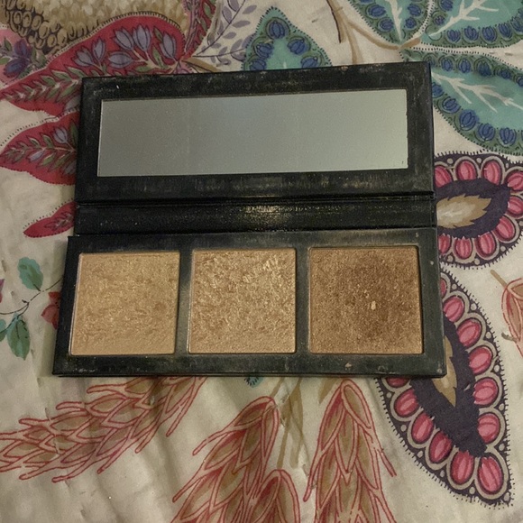 MAC HYPER REAL GLOW palette - Picture 2 of 2